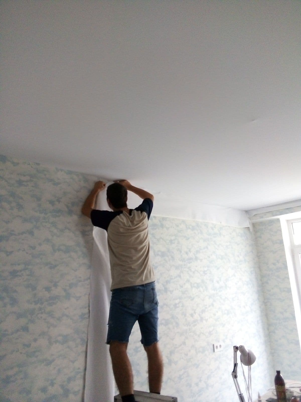 В зал